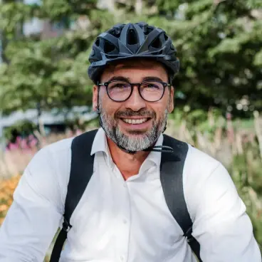 Seguro para ciclistas com homem a sorrir de capacete