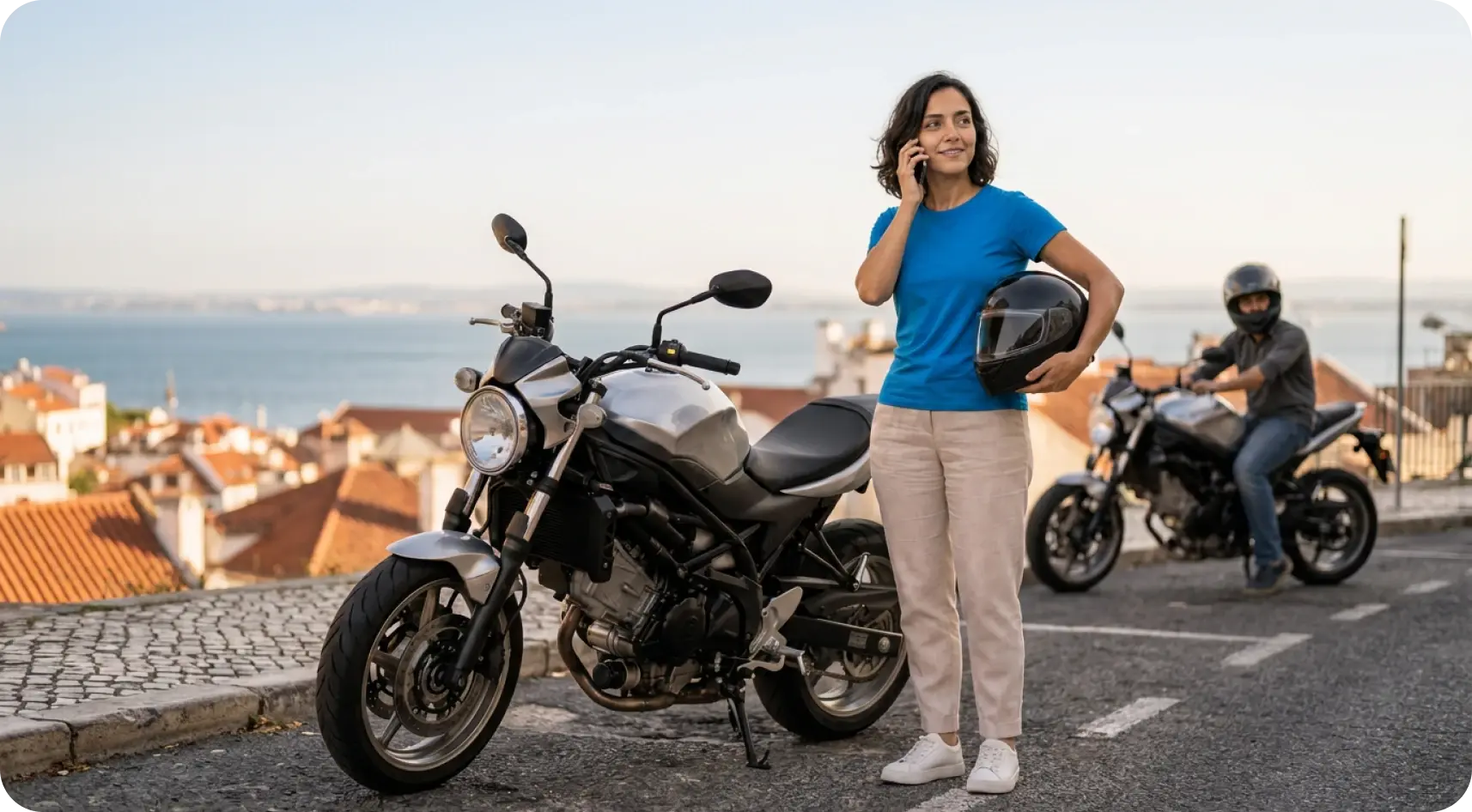 mulher ao lado da moto com seguro